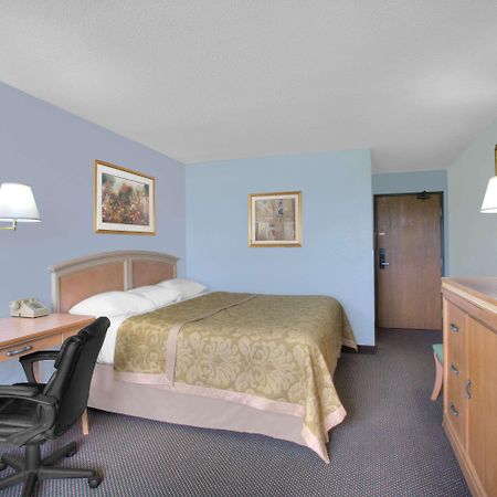 Super 8 By Wyndham Augusta Hotel Exterior photo
