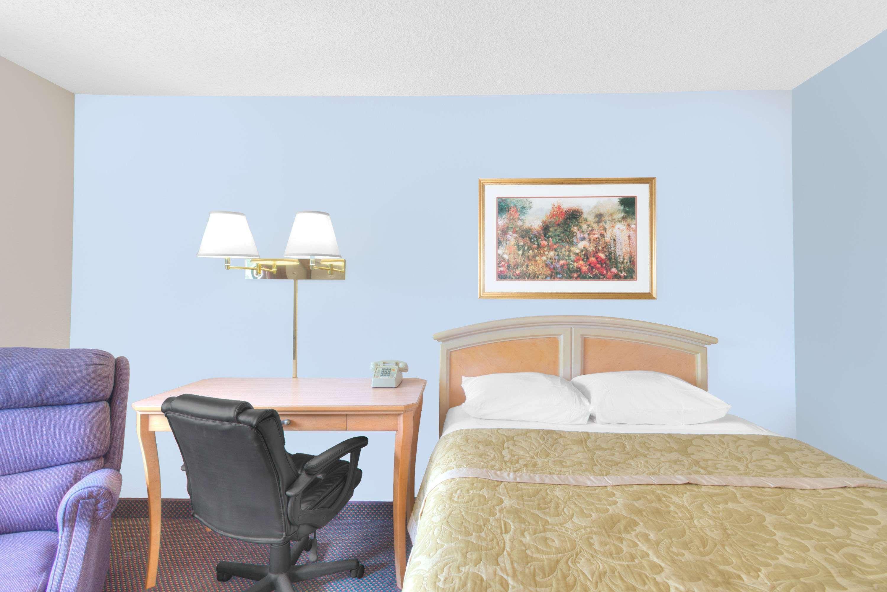Super 8 By Wyndham Augusta Hotel Exterior photo
