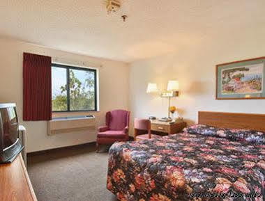 Super 8 By Wyndham Augusta Hotel Exterior photo